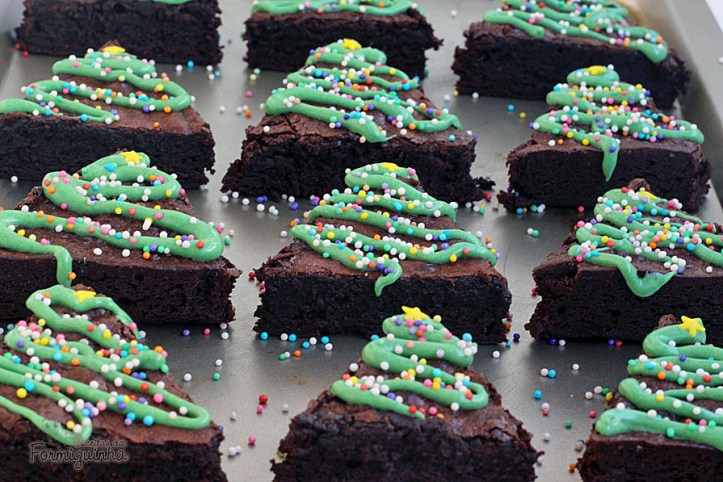 Deliciosos brownies em forma de árvore de Natal para enfeitar sua ceia...