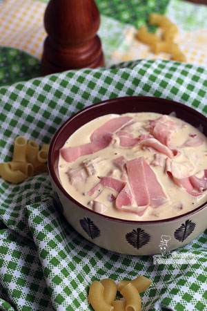 Buscando um molho rápido para uma massa? Experimente esse Molho de Creme de Leite e Presunto! Fica pronto em um instante!!!