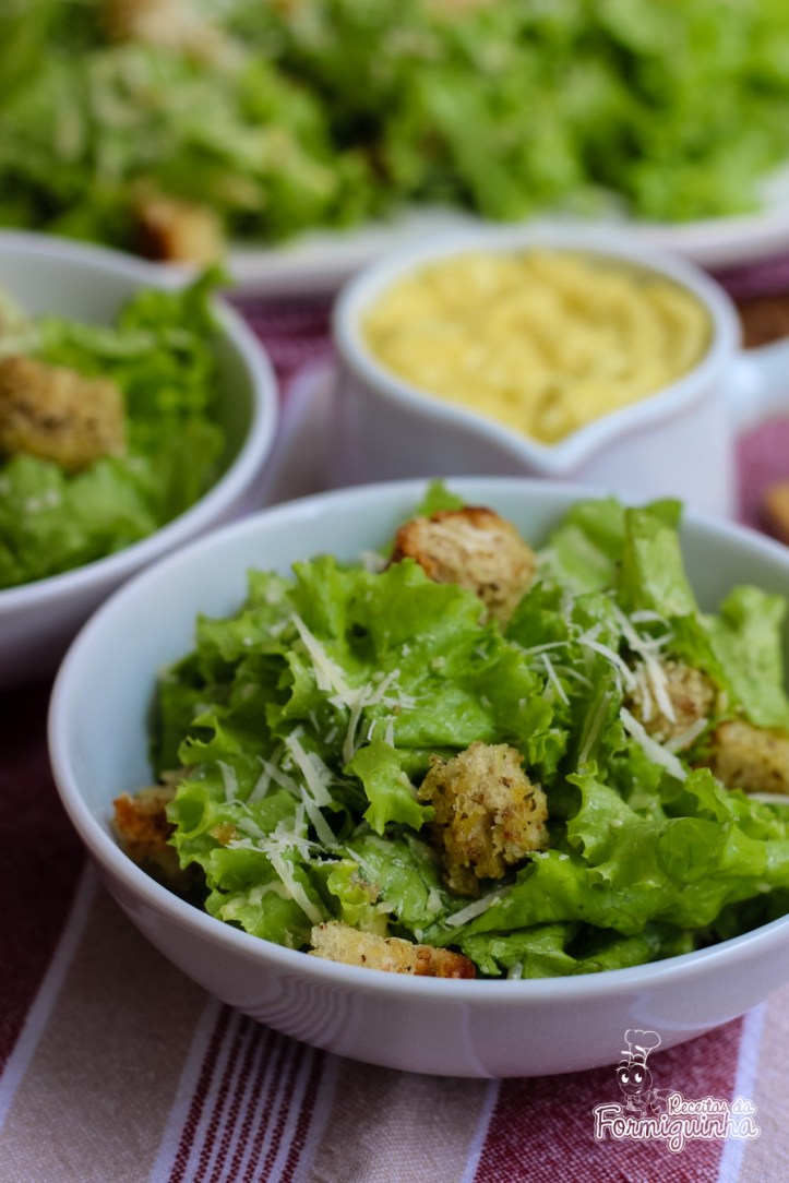 Um clássico muito bem preparado não tem quem não goste! Desfrute de uma Salada Caesar saborosa e crocante!