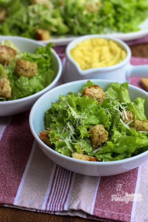 Um clássico muito bem preparado não tem quem não goste! Desfrute de uma Salada Caesar saborosa e crocante!