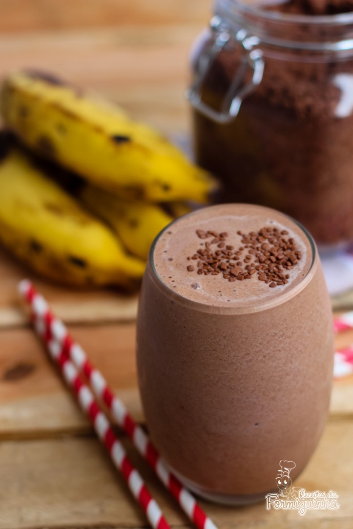 Para refrescar nesse calor nada melhor que a combinação perfeita da banana e do chocolate em um delicioso smoothie!!!!