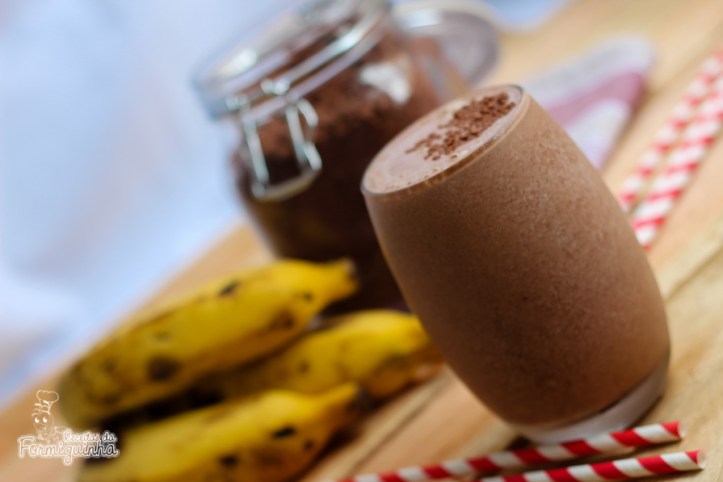 Para refrescar nesse calor nada melhor que a combinação perfeita da banana e do chocolate em um delicioso smoothie!!!!