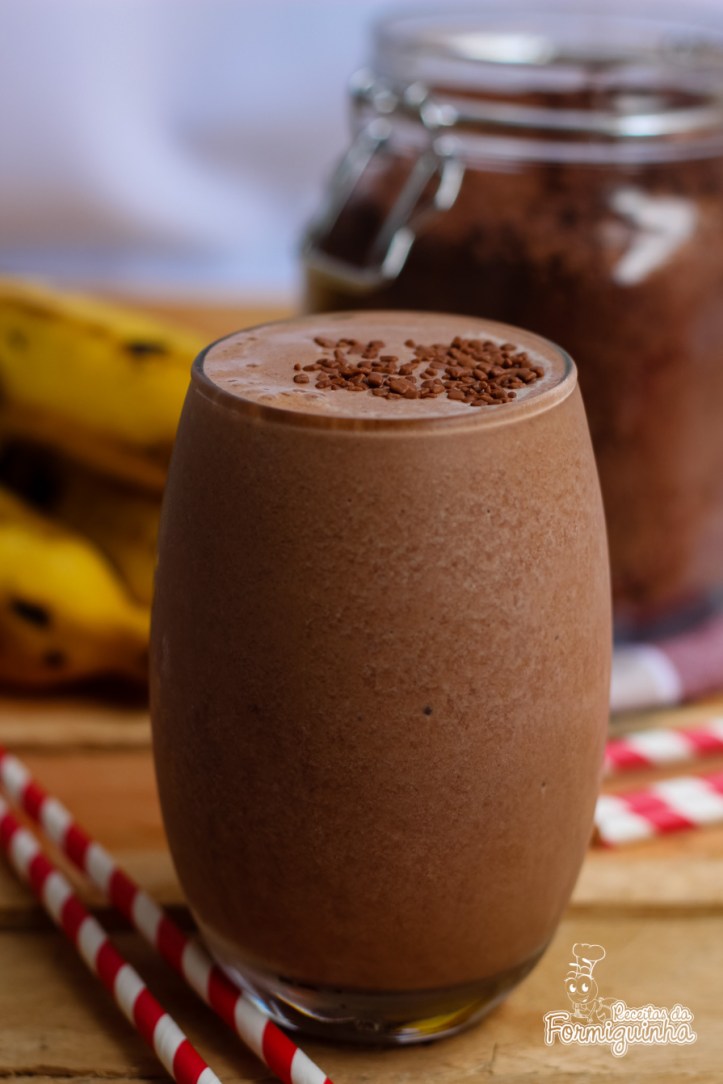 Para refrescar nesse calor nada melhor que a combinação perfeita da banana e do chocolate em um delicioso smoothie!!!!