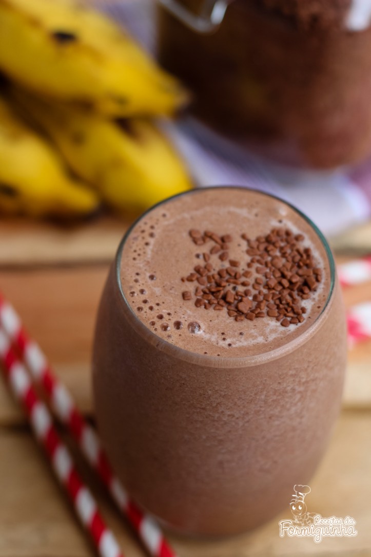 Para refrescar nesse calor nada melhor que a combinação perfeita da banana e do chocolate em um delicioso smoothie!!!!