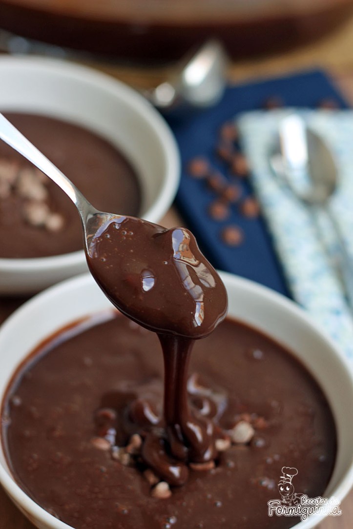 Cremoso, geladinho e muito delicioso! Strogonoff de Chocolate é a sobremesa ideal para os dias quentes onde não se abre mão de comer chocolate!!