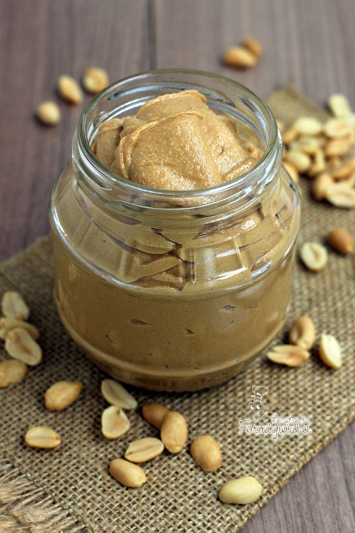 Faça em casa sua própria Manteiga de Amendoim... A versão caseira não deixa nada a desejar em relação a industrializada.. Fica deliciosa!