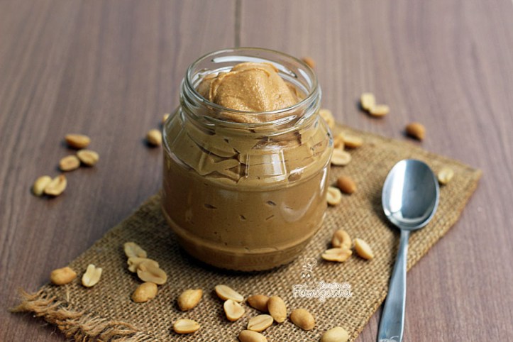 Faça em casa sua própria Manteiga de Amendoim... A versão caseira não deixa nada a desejar em relação a industrializada.. Fica deliciosa!