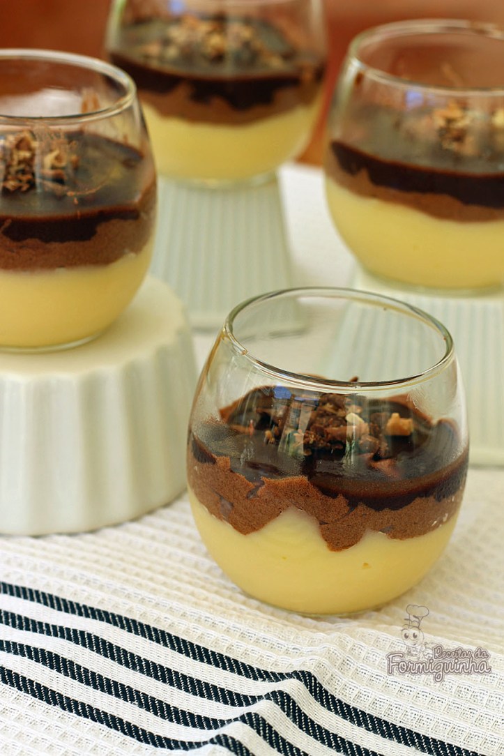 Daquelas receitinhas que você nem imagina como vai ficar deliciosa! Não deixe de conhecer essa Mousse de Chocolate e Creme de Baunilha...