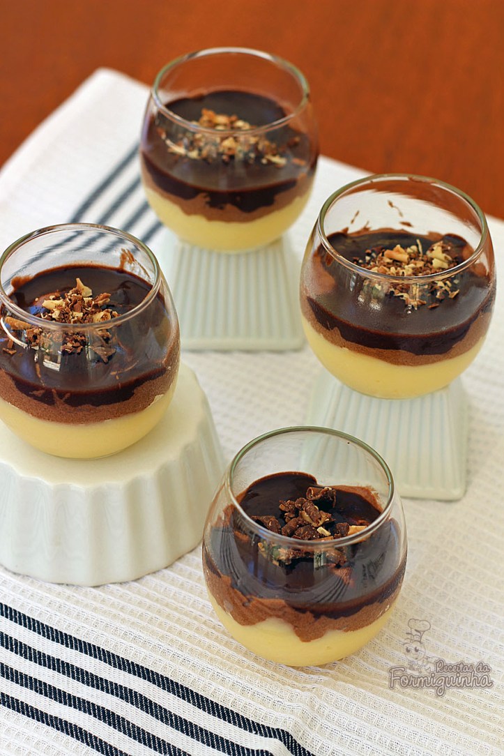 Daquelas receitinhas que você nem imagina como vai ficar deliciosa! Não deixe de conhecer essa Mousse de Chocolate e Creme de Baunilha...
