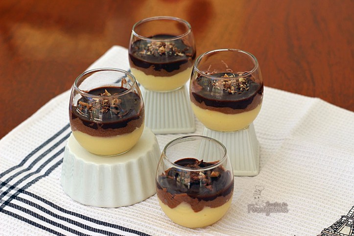Daquelas receitinhas que você nem imagina como vai ficar deliciosa! Não deixe de conhecer essa Mousse de Chocolate e Creme de Baunilha...