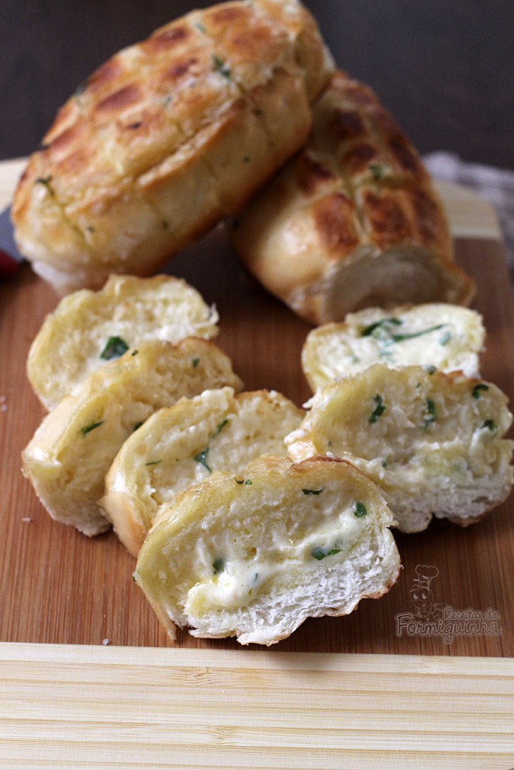Rápido, simples e muito saboroso!!! Você pode fazer o pão de alho para churrasco com 1 dia de antecedência e deixar na geladeira.. Fica incrível!!!