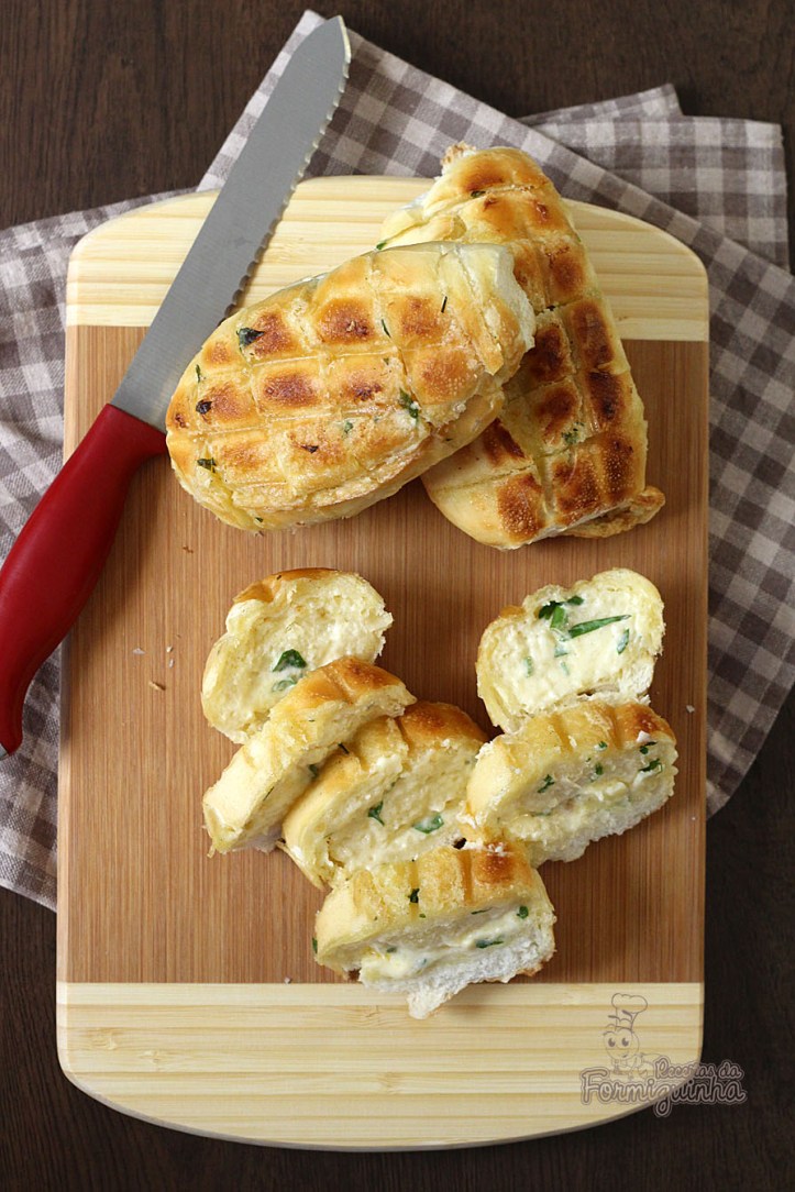 Rápido, simples e muito saboroso!!! Você pode fazer o pão de alho para churrasco com 1 dia de antecedência e deixar na geladeira.. Fica incrível!!!