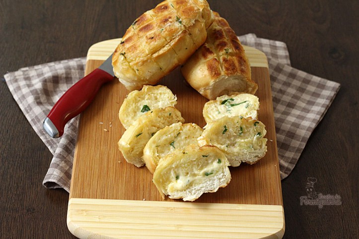 Rápido, simples e muito saboroso!!! Você pode fazer o pão de alho para churrasco com 1 dia de antecedência e deixar na geladeira.. Fica incrível!!!