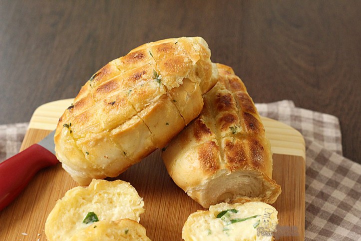 Rápido, simples e muito saboroso!!! Você pode fazer o pão de alho para churrasco com 1 dia de antecedência e deixar na geladeira.. Fica incrível!!!