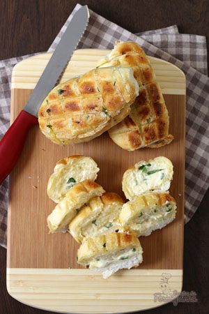 Rápido, simples e muito saboroso!!! Você pode fazer o pão de alho para churrasco com 1 dia de antecedência e deixar na geladeira.. Fica incrível!!!