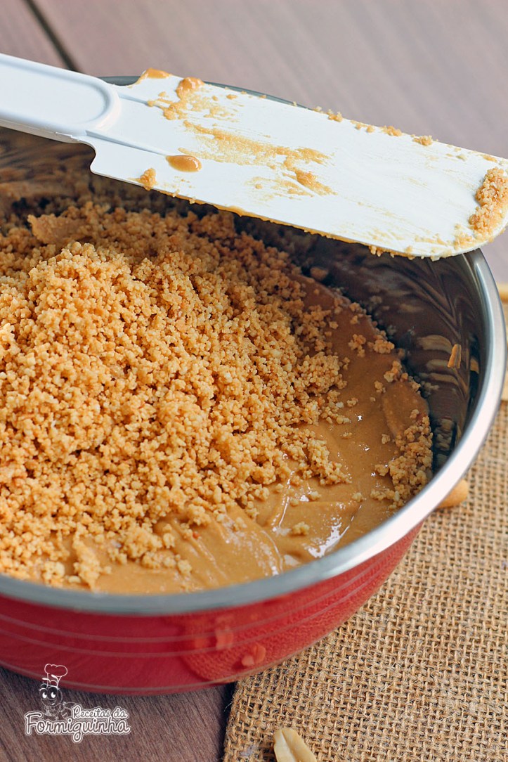 Manteiga de amendoim preparada previamente sendo acrescida do amendoim processado (passo 1).