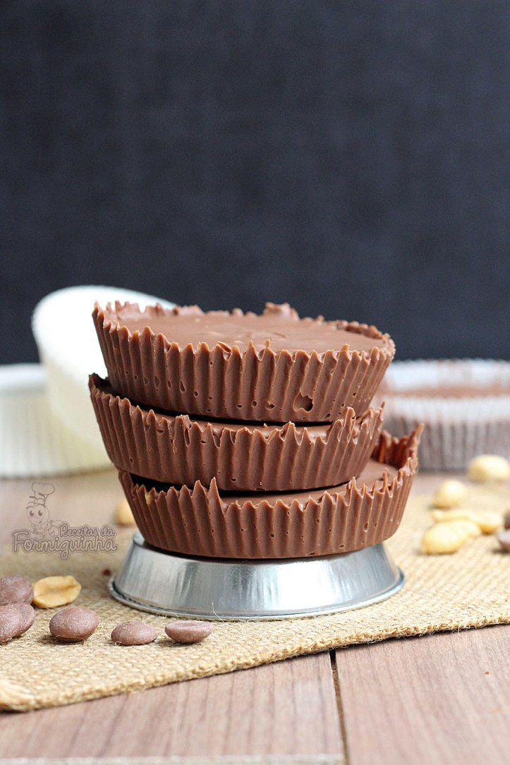 Bombom de chocolate ao leite recheado de manteiga de amendoim.. Melhor de tudo é que você pode fazer em casa a versão caseira do Reese's!!!! Yeah!