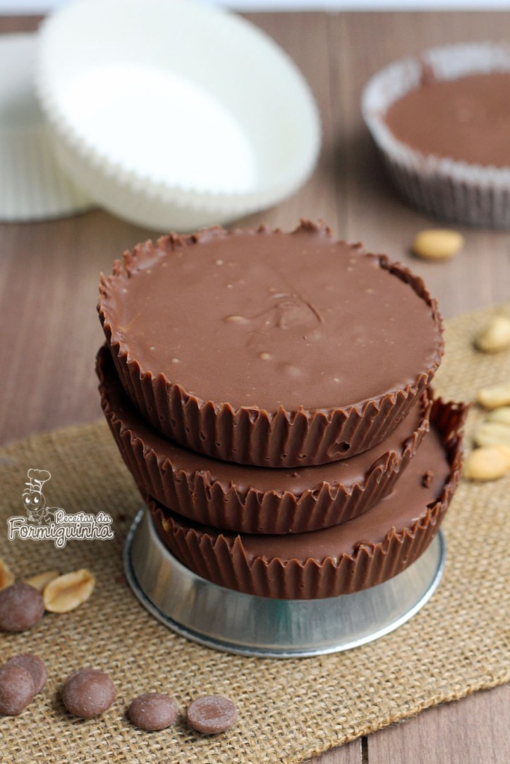 Bombom de chocolate ao leite recheado de manteiga de amendoim.. Melhor de tudo é que você pode fazer em casa a versão caseira do Reese's!!!! Yeah!