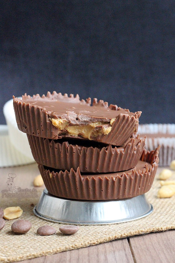 Bombom de chocolate ao leite recheado de manteiga de amendoim.. Melhor de tudo é que você pode fazer em casa a versão caseira do Reese's!!!! Yeah!