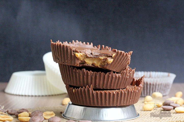 Bombom de chocolate ao leite recheado de manteiga de amendoim.. Melhor de tudo é que você pode fazer em casa a versão caseira do Reese's!!!! Yeah!