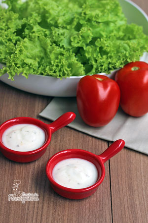 A salada do dia-a-dia fica ainda melhor com esse Molho de Iogurte Light...