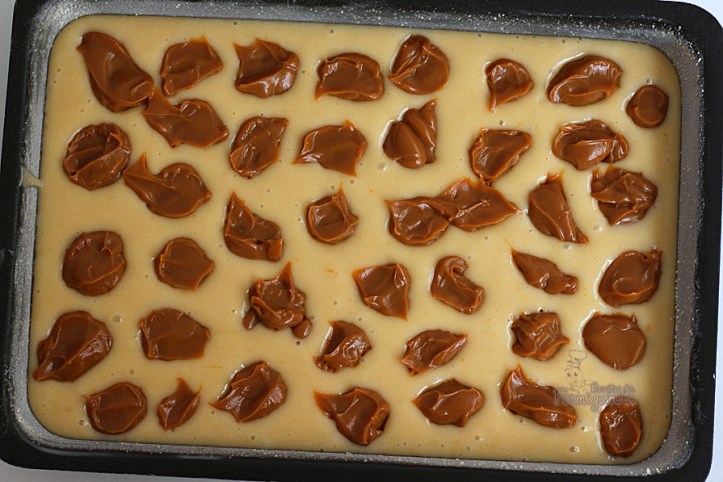 Bolo com farofa crocante recheado de doce de leite... Assim é essa deliciosa cuca de doce de leite..