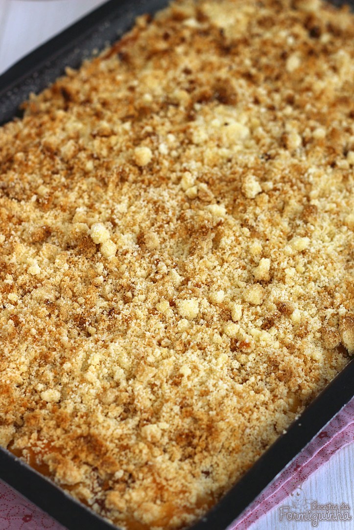 Bolo com farofa crocante recheado de doce de leite... Assim é essa deliciosa cuca de doce de leite..