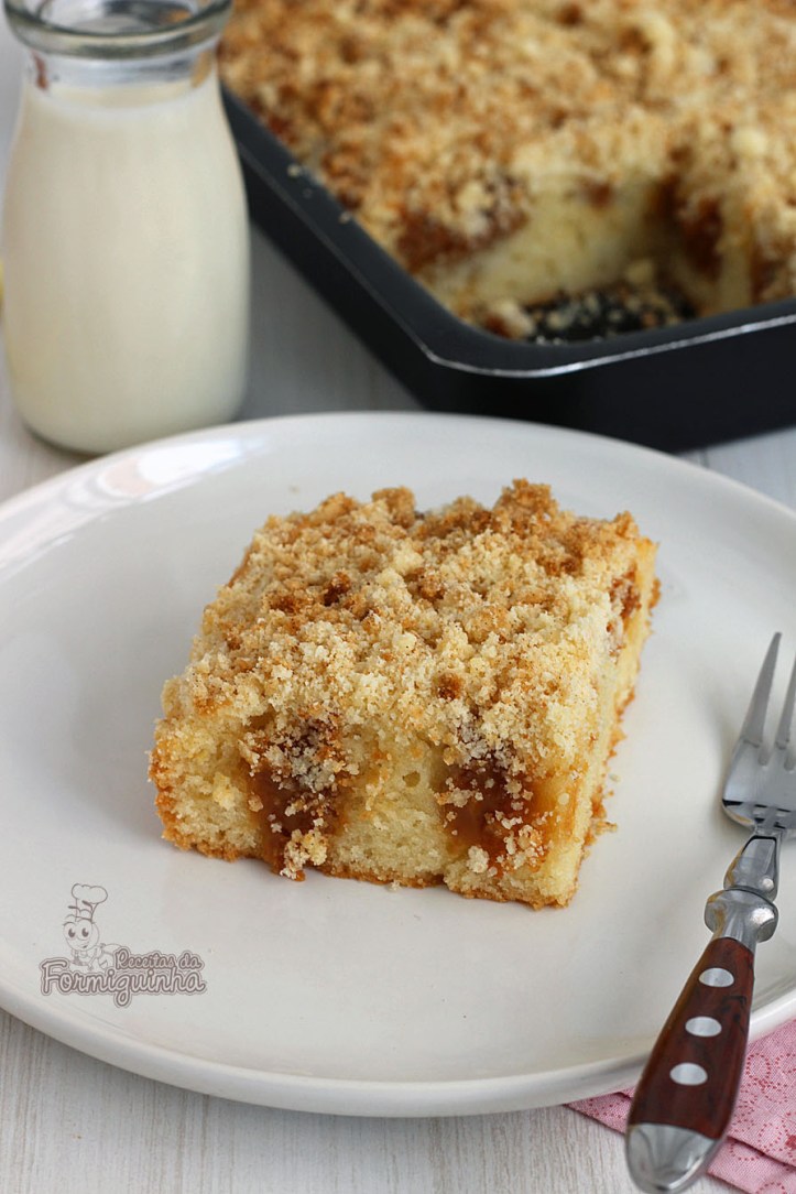 Bolo com farofa crocante recheado de doce de leite... Assim é essa deliciosa cuca de doce de leite..