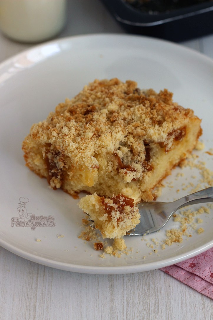 Bolo com farofa crocante recheado de doce de leite... Assim é essa deliciosa cuca de doce de leite..