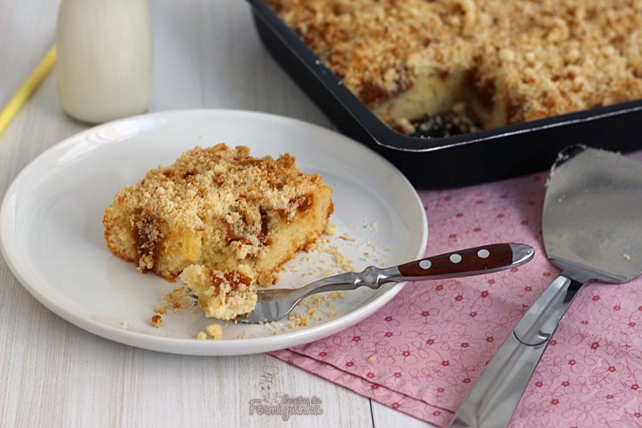 Bolo com farofa crocante recheado de doce de leite... Assim é essa deliciosa cuca de doce de leite..