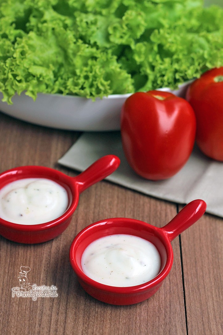 A salada do dia-a-dia fica ainda melhor com esse Molho de Iogurte Light...