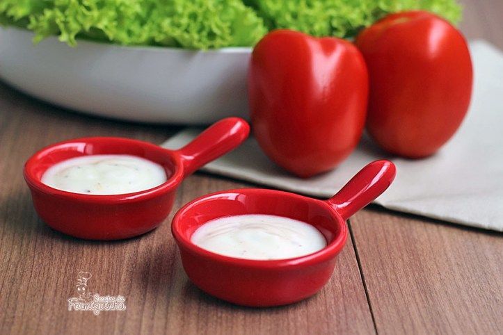 A salada do dia-a-dia fica ainda melhor com esse Molho de Iogurte Light...