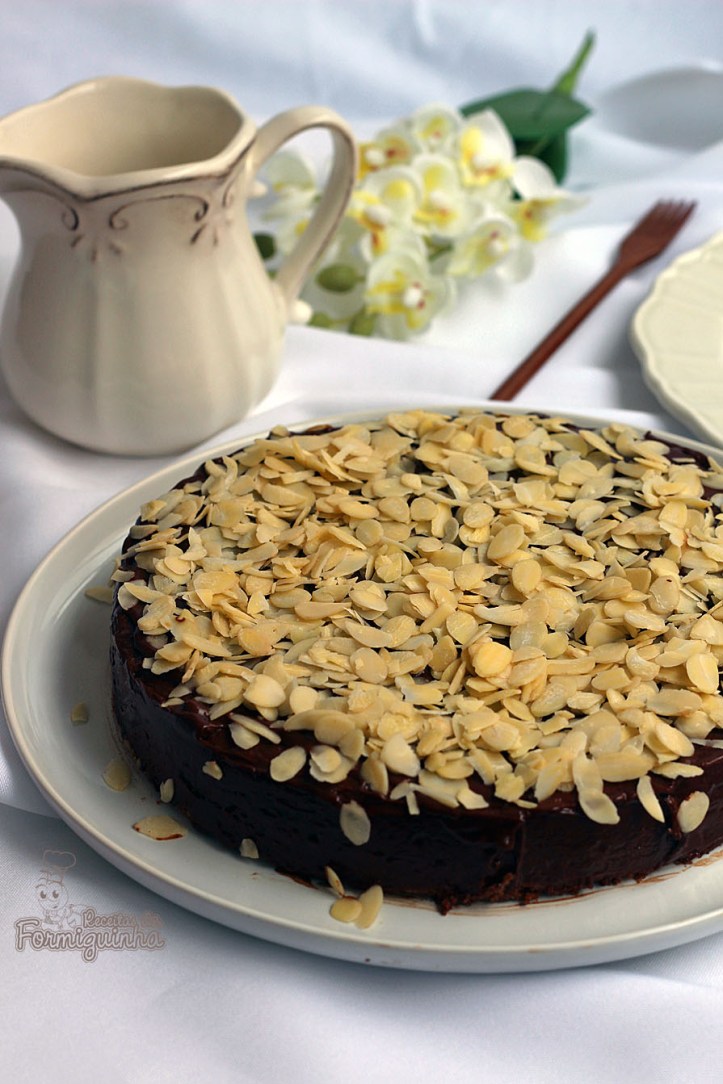 Bolo denso e úmido com sabor inigualável, um clássico de Julia Child chamado Rainha de Sabá.. Um delicioso bolo de chocolate e amêndoas...
