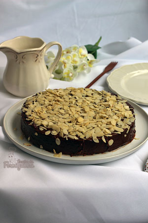Bolo denso e úmido com sabor inigualável, um clássico de Julia Child chamado Rainha de Sabá.. Um delicioso bolo de chocolate e amêndoas...