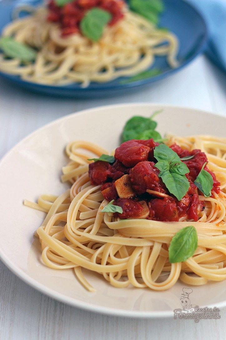 Combinação de sabores perfeita nesse Espaguete com Molho de Tomate, Alho e Manjericão... Hummm...