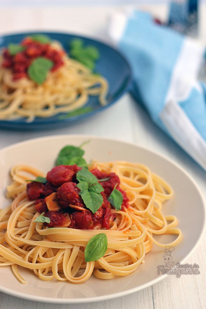 Combinação de sabores perfeita nesse Espaguete com Molho de Tomate, Alho e Manjericão... Hummm...