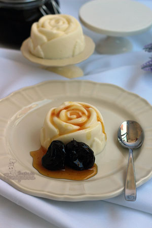 O clássico manjar de coco com calda de ameixa em versão mini e formato de presente... Lindeza só!