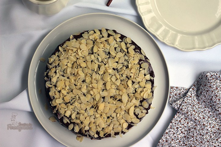Bolo denso e úmido com sabor inigualável, um clássico de Julia Child chamado Rainha de Sabá.. Um delicioso bolo de chocolate e amêndoas...