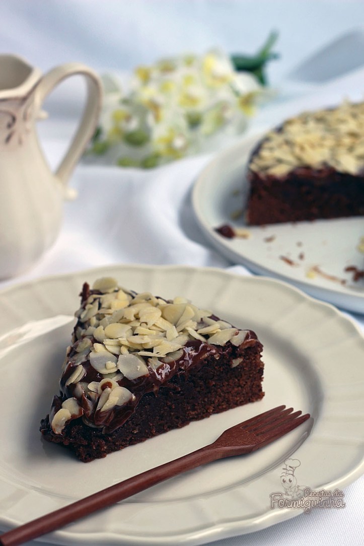 Bolo denso e úmido com sabor inigualável, um clássico de Julia Child chamado Rainha de Sabá.. Um delicioso bolo de chocolate e amêndoas...