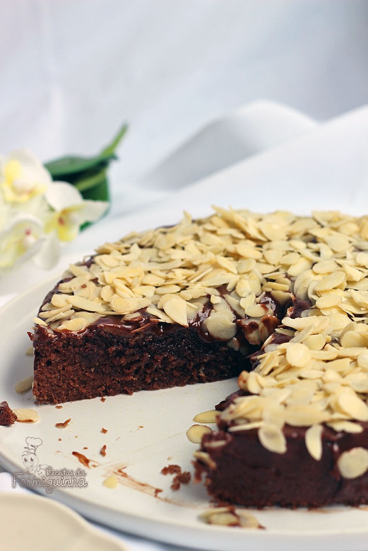 Bolo denso e úmido com sabor inigualável, um clássico de Julia Child chamado Rainha de Sabá.. Um delicioso bolo de chocolate e amêndoas...