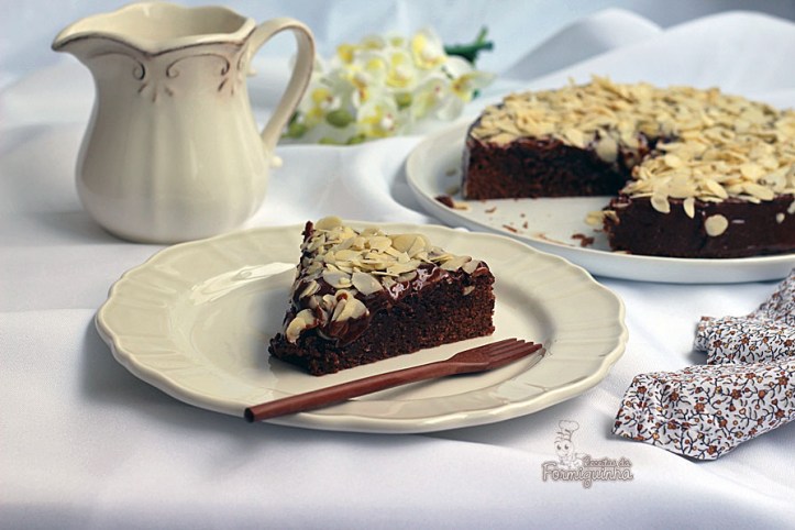 Bolo denso e úmido com sabor inigualável, um clássico de Julia Child chamado Rainha de Sabá.. Um delicioso bolo de chocolate e amêndoas...