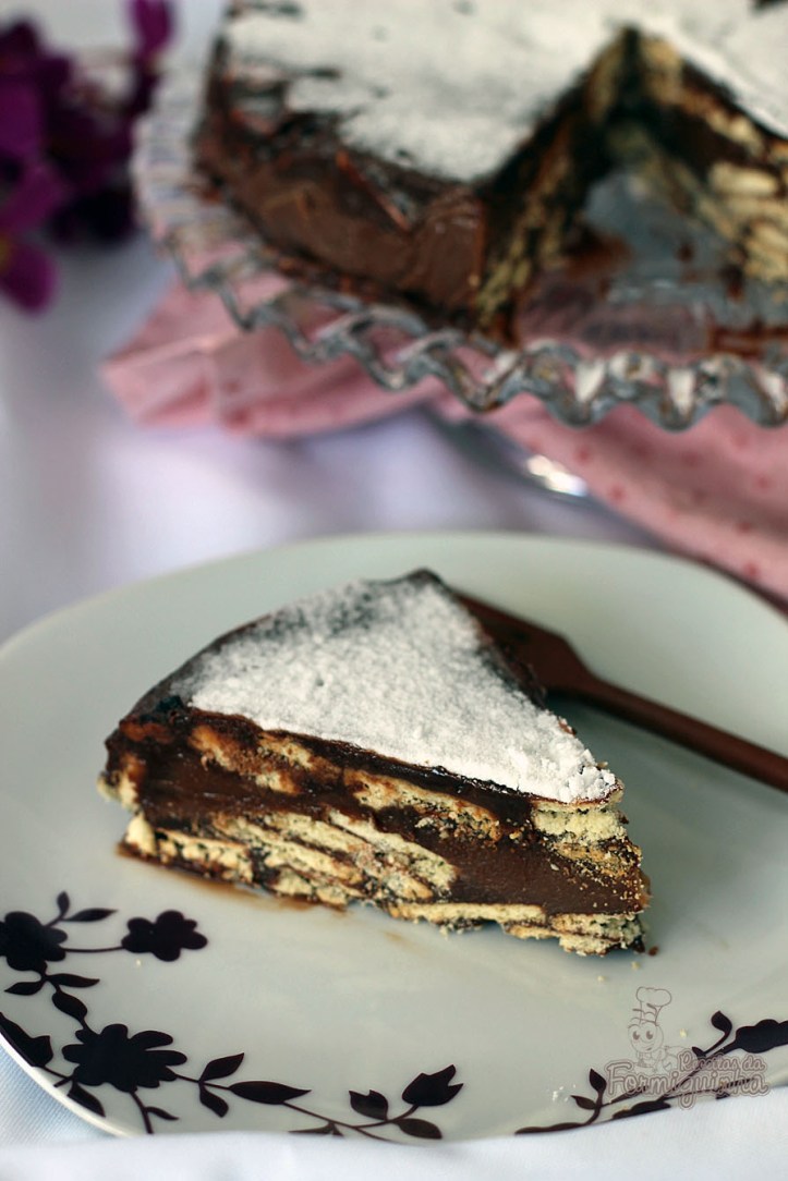 Camada crocante de biscoito intercalada com brigadeiro.. Não tem como dar erro essa maravilhosa Torta de Palha Italiana Recheada..