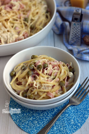 Massa al dente com molho branco, presunto, ervilhas e frango desfiado. Uma refeição completa e muito saborosa! Aproveite esse Espaguete à Parisiense..