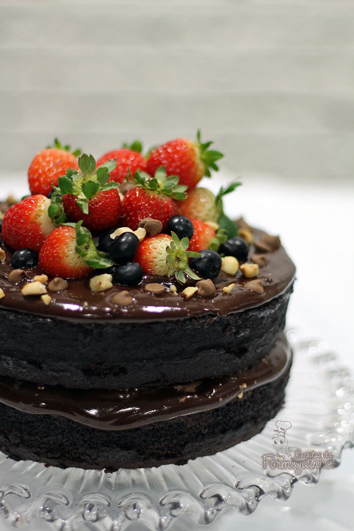 Bolo chocolatudo ultra macio com generosa camada de creme de Nutella. É para comer rezando... Arrase fazendo esse Naked Cake de Creme de Nutella..