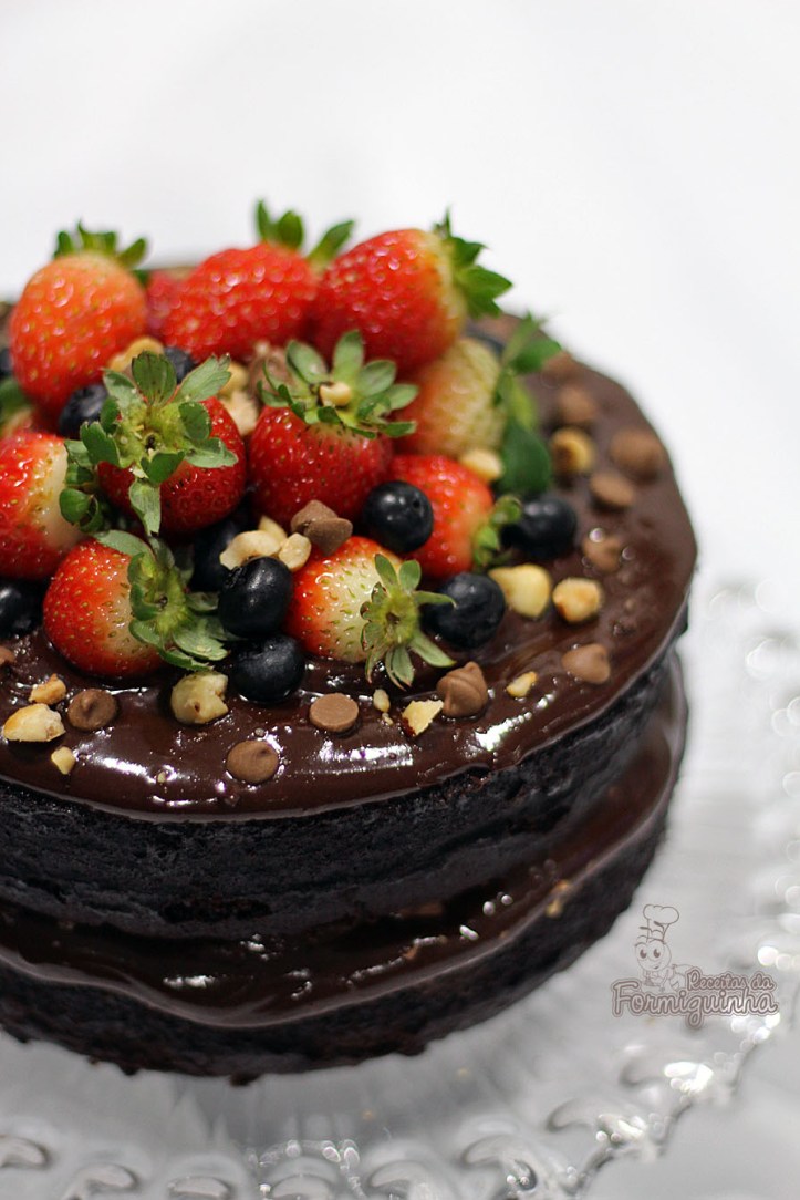 Bolo chocolatudo ultra macio com generosa camada de creme de Nutella. É para comer rezando... Arrase fazendo esse Naked Cake de Creme de Nutella..