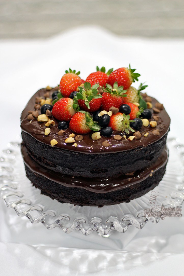 Bolo chocolatudo ultra macio com generosa camada de creme de Nutella. É para comer rezando... Arrase fazendo esse Naked Cake de Creme de Nutella..