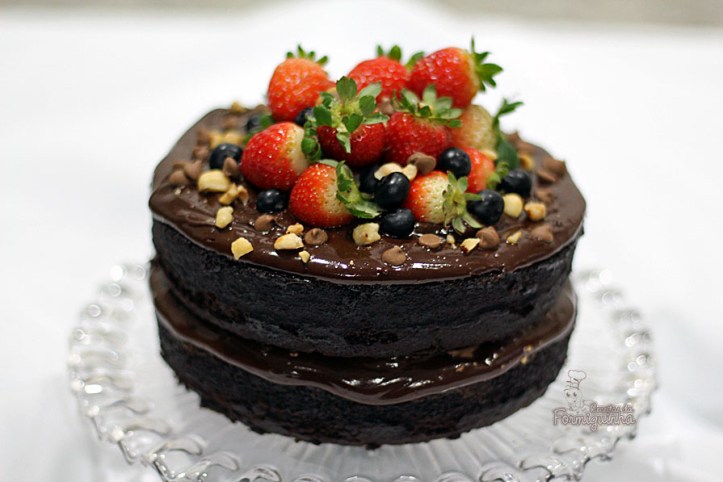 Bolo chocolatudo ultra macio com generosa camada de creme de Nutella. É para comer rezando... Arrase fazendo esse Naked Cake de Creme de Nutella..