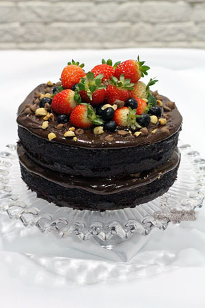 Bolo chocolatudo ultra macio com generosa camada de creme de Nutella. É para comer rezando... Arrase fazendo esse Naked Cake de Creme de Nutella..