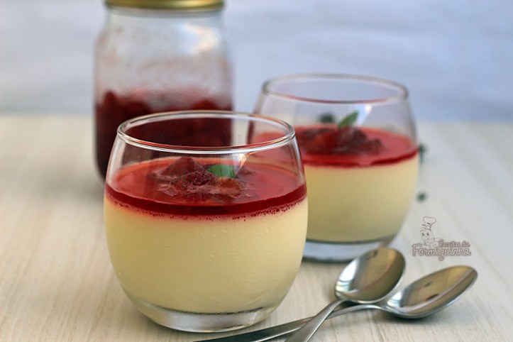 Sobremesa leve com gostinho de baunilha e coberta com uma deliciosa calda de morangos assados. Tudo de bom essa Panna Cotta de Baunilha com Morangos Assados..