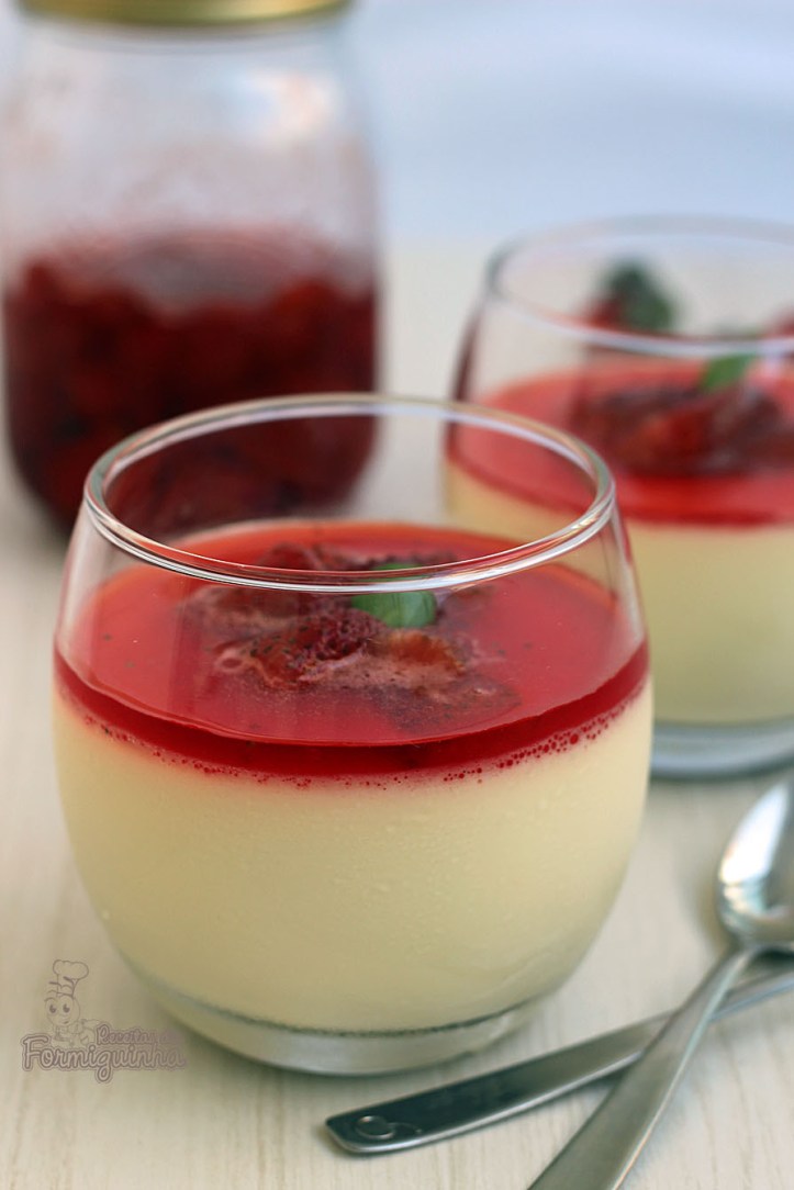 Sobremesa leve com gostinho de baunilha e coberta com uma deliciosa calda de morangos assados. Tudo de bom essa Panna Cotta de Baunilha com Morangos Assados..